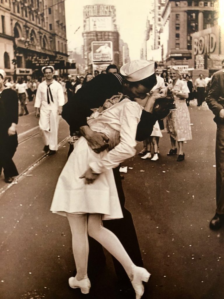 The Kiss Picture Of A Sailor Kissing A Nurse In Times Square On The
