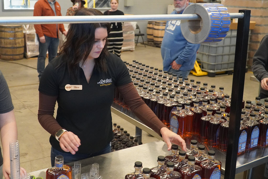 Log Still Distillery - New Bottling Line, Sealing Caps